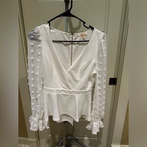 Beautiful new without tags white Blouse. Size Small